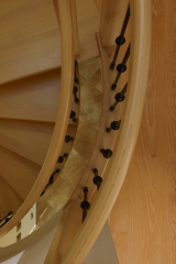 27 Vretenové schodisko, zábradlie typ A3 (kovaná výplň), materiál buk morený