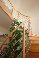 32 Obklad schodiska - stupnice, podstupnice, schodnice, zábradlia špirálové C1, materiál buk