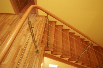 31 Obklad schodiska - stupnice, podstupnice a lišty, zábradlia typ D1, materiál dub
